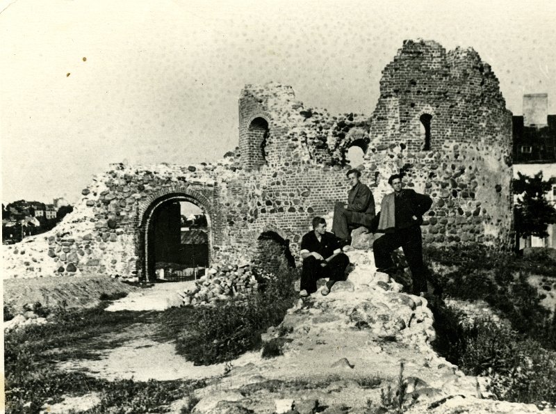 KKE 4552.jpg - Wycieczka do Trok. Od lewej: Czesław Kurmin, Leopold Popławski, Henryk Adamowicz, 1948 r.